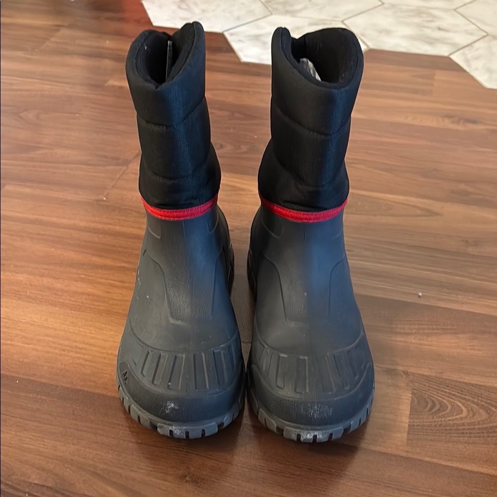 Décathlon Men size US 9-9.5 Black and Red Winter Boots